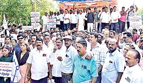 அரசு கேபிள் டிவி நிறுவனத்தில், தனியார் நிறுவனத்தின் அத்துமீறலை தடுத்து நிறுத்தக்கோரி, அரசு கேபிள் டிவி ஆபரேட்டர்கள் சங்கத்தினர் சென்னை எழும்பூர் ராஜரத்தினம் விளையாட்டரங்கம் அருகே நேற்று ஆர்ப்பாட்டத்தில் ஈடுபட்டனர். இதில் மார்க்சிஸ்ட் கம்யூனிஸ்ட் சட்டப்பேரவை குழுத் தலைவர் நாகை மாலி உள்ளிட்டோர் கலந்து கொண்டனர். | படம்: எல். சீனிவாசன் |