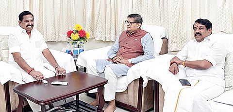 அதிமுக பொதுச்செயலாளர் பழனிசாமியை பாஜக மேலிட தமிழக தேர்தல் பொறுப்பாளர் பைஜெயந்த் பாண்டா நேற்று சந்தித்து ஆலோசனை நடத்தினார். பாஜக மாநில தலைவர் நயினார் நாகேந்திரன் உடனிருந்தார்.