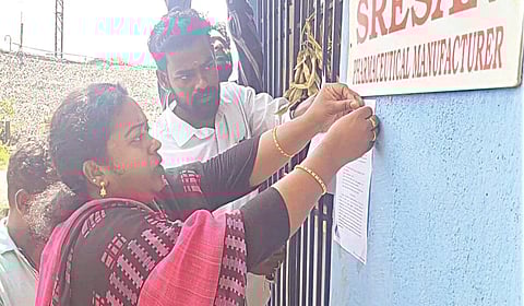 சுங்குவார்சத்திரம் தனியார் தயாரிப்பு நிறுவனத்தின் வாயிலில் நோட்டீஸ் ஒட்டிய தமிழ்நாடு மண்டல மருந்து கட்டுப்பாட்டு அலுவலர் மணிமேகலை தலைமையிலான அலுவலர்கள்.