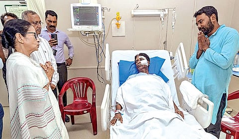 மேற்கு வங்க மாநிலம் சிலிகுரியில் உள்ள மருத்துவமனையில் சிகிச்சை பெற்று வரும் பாஜக எம்.பி. கஜேன் முர்முவை முதல்வர் மம்தா நேற்று சந்தித்து நலம் விசாரித்தார். | படம்: பிடிஐ |