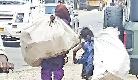 ஓசூர் உள்வட்ட சாலையில் கழிவுப் பொருட்களை சேகரிக்கும் பணியில் ஈடுபட்டுள்ள புலம்பெயர் வளரிளம் பெண் மற்றும் சிறுமி.