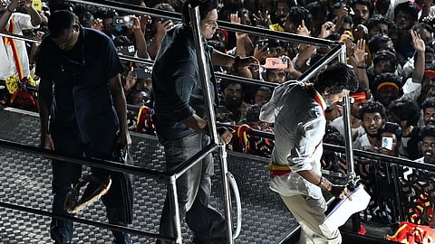 கரூர் சம்பவம்: எஸ்ஐடி-க்கு எதிர்ப்பு; உச்ச நீதிமன்ற ஓய்வு நீதிபதி தலைமையில் விசாரணை கோரி தவெக மனு