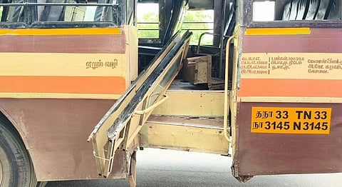 உடைந்து விழுந்த அரசுப் பேருந்து படிக்கட்டு - பள்ளிபாளையம் அருகே பயணிகள் அதிர்ச்சி