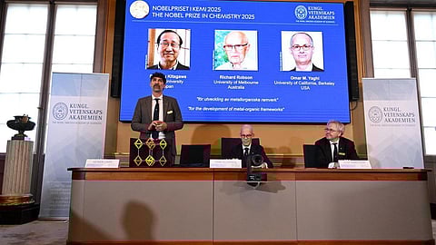 உலோக-கரிம கட்டமைப்பை உருவாக்கிய 3 விஞ்ஞானிகளுக்கு வேதியியலுக்கான நோபல் பரிசு அறிவிப்பு