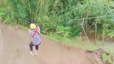 நிலச்சரிவு நடந்த பகுதிக்கு ஜிப்லைனில் சென்ற டாக்டர்