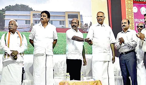 திருநெல்வேலி அரசு மருத்துவக் கல்லூரி மருத்துவமனை வைர விழாவில் புதிய ஆரம்ப சுகாதார நிலையக் கட்டிடங்களை திறந்துவைத்தார் அமைச்சர் மா.சுப்பிரமணியன். உடன், பேரவைத் தலைவர் மு.அப்பாவு உள்ளிட்டோர். | படம்: மு.லெட்சுமி அருண் |