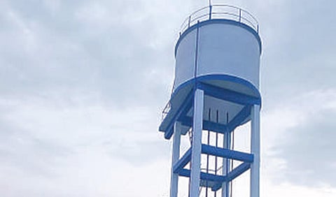 சோழவந்தான் அருகே மனித மலம் கலக்கப்பட்டதாக கூறப்படும் குடிநீர் மேல்நிலை தொட்டி.