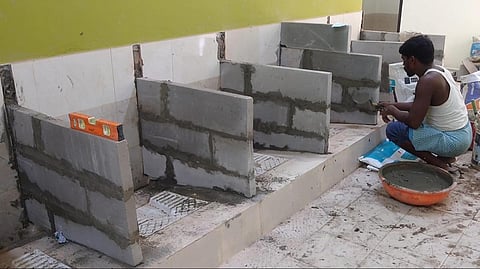 தஞ்சை: ஆடுதுறை அரசுப் பள்ளி சுகாதார வளாகத்தில் விடுபட்ட தடுப்புச் சுவர் கட்டப்பட்டது