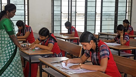 விடுமுறை நாட்களில் தேர்வுப் பணி; மாற்று விடுப்பு வழங்க ஆசிரியர் சங்கம் வலியுறுத்தல்