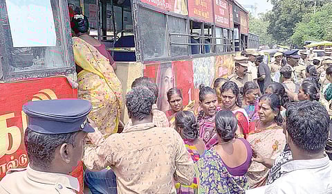 ரிப்பன் மாளிகையில் மேயர், ஆணையரிடம் மனு கொடுக்க சென்ற தூய்மைப் பணியாளர்கள் கைது