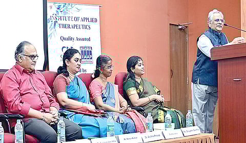 உலக மன ஆரோக்கிய நாளை முன்னிட்டு, சென்னை நுங்கம்பாக்கம், எம்ஓபி வைஷ்ணவ் கல்லூரியில் நேற்று நடைபெற்ற விழிப்புணர்வு நிகழ்ச்சியில் நடிகர் மோகன் ராம், மருத்துவர் கவுதம் உடுப்பி, எம்ஓபி வைஷ்ணவ் கல்லூரி முதல்வர் அர்ச்சனா பிரசாத், உளவியல் துறை தலைவர் காயத்ரி ஸ்வேதா, சென்னை பல்கலைக்கழகத்தின் உளவியல் துறை தலைவர் சசிகலா உள்ளிட்டோர் பங்கேற்றனர். | படம்: எஸ்.சத்தியசீலன் |