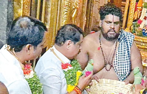 ஸ்ரீவில்லிபுத்தூர் ஆண்டாள் கோயிலில் தரிசனம் செய்த பாஜக மாநிலத் தலைவர் நயினார் நாகேந்திரன்.