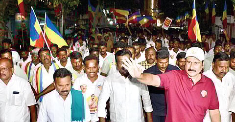 திண்டுக்கல்லில் பயணம் மேற்கொண்டு மக்களை சந்தித்த பாமக தலைவர் அன்புமணி. படம்: நா.தங்கரத்தினம்.