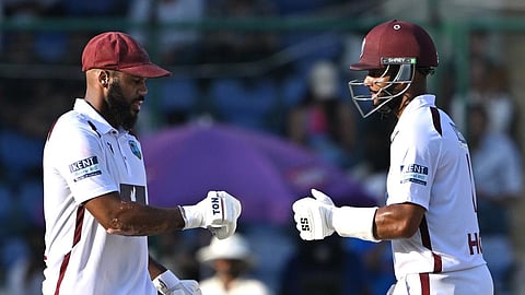 ஃபாலோ ஆன் பெற்றது மேற்கு இந்தியத் தீவுகள் அணி: 2-வது இன்னிங்ஸில் கேம்ப்பெல், ஷாய் ஹோப் அரை சதம்