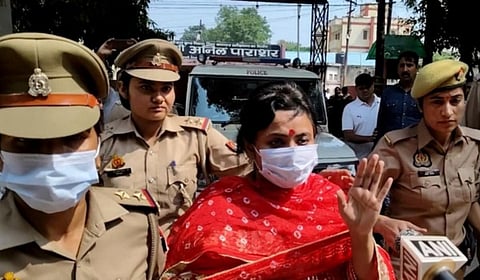 ரூ.3 லட்சம் கொடுத்து சக நிர்வாகியை துப்பாக்கியால் சுட்ட உ.பி. பெண் துறவி கைது