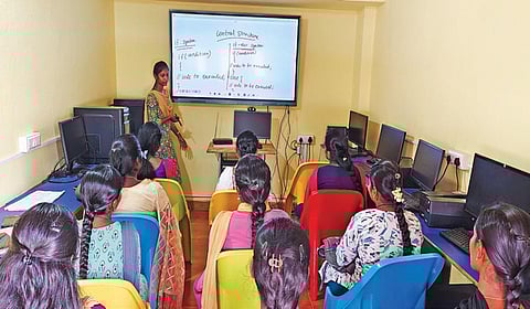 பள்ளத்தூரில் ஓய்வு பெற்ற ஐஆர்எஸ் அதிகாரி பி.பரமசிவம் நடத்தி வரும் பயிற்சி மையம்.