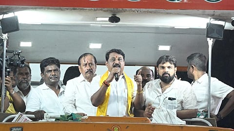 காரைக்குடி 100 அடி சாலையில் பாஜக பிரச்சார பயணத்தில் பேசிய மாநிலத் தலைவர் நயினார் நாகேந்திரன். உடன் மூத்த தலைவர் ஹெச்.ராஜா, மாவட்டத் தலைவர் பாண்டித்துரை, செந்தில்நாதன் எம்எல்ஏ உள்ளிட்டோர்.