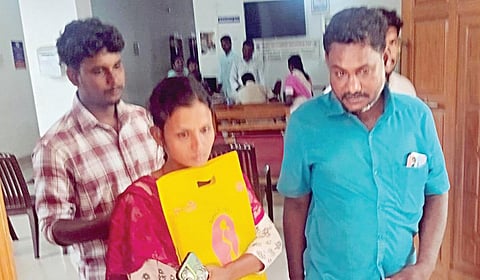 கரூர் மாவட்ட சட்டப் பணிகள் ஆணைக்குழு அலுவல கத்தில் இருந்து வெளியே வரும் சர்மிளா, செல்வராஜ். | படம்: க.ராதாகிருஷ்ணன் |