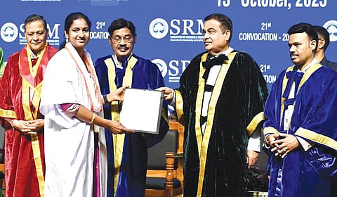 எஸ்ஆர்எம் பல்கலை.யின் 21-வது பட்டமளிப்பு விழா நேற்று பல்கலை. வளாகத்தில் நடந்தது. இதில் மத்திய அமைச்சர் நிதின் கட்கரி கலந்து கொண்டு மாணவர்களுக்கு பட்டங்களை வழங்கினார். உடன் நிறுவனர், வேந்தர் பாரிவேந்தர், இணை வேந்தர் சத்யநாராயணா, அகமதாபாத் ஐஐஎம் இயக்குநர் பாரத் பாஸ்கர் உள்ளிட்டோர். | படம்: எம்.முத்துகணேஷ் |