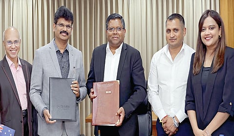 ஆஸ்திரேலியாவின் டீகின் பல்கலைக்கழகத்துடன் இணைந்து சைபர் பாதுகாப்பு துறையில் புதிய பட்டப்படிப்பை சென்னை விஐடி அறிமுகம் செய்துள்ளது. இதற்கான புரிந்துணர்வு ஒப்பந்தத்தில் விஐடி துணைத் தலைவர் ஜி.வி.செல்வம், டீகின் பல்கலைக்கழக இணை முதல்வர் பாஸ்கரன் ஆகியோர் கையொப்பமிட்டு பரிமாறிக்கொண்டனர்.