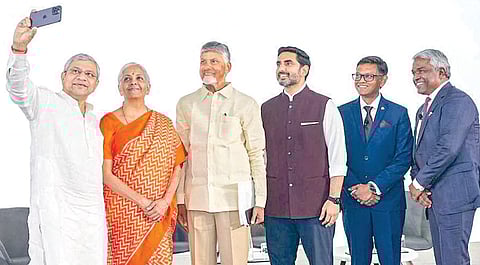 விசாகப்பட்டினத்தில் கூகுள் ஏஐ மையம் அமைக்க டெல்லியில் நேற்று ஒப்பந்தம் கையெழுத்தானது. இதில் மத்திய அமைச்சர்கள் நிர்மலா சீதாராமன், அஸ்வினி வைஷ்ணவ், ஆந்திர முதல்வர் சந்திரபாபு நாயுடு, அமைச்சர் நாரா லோகேஷ், கூகுள் கிளவுட் சிஇஓ தாமஸ் குரியன் உள்ளிட்டோர் கலந்து கொண்டனர். படம்: பிடிஐ