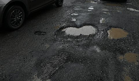 மகாராஷ்டிர சாலை பள்ளத்தில் உயிரிழந்தால் ரூ. 6 லட்சம் இழப்பீடு