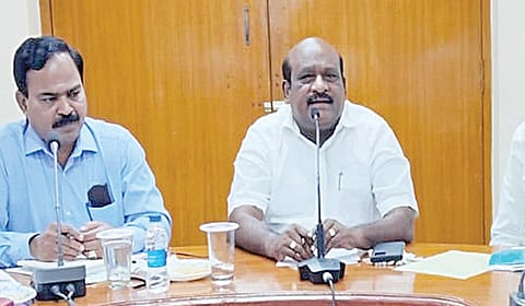 சென்னையில் நடந்த உயர்கல்வித் துறை ஆய்வுக் கூட்டத்தில் பங்கேற்ற அமைச்சர் கோவி.செழியன், துறை செயலர் பொ.சங்கர், மாநில உயர்கல்வி மன்ற துணைத் தலைவர் எம்.பி.விஜயகுமார்.