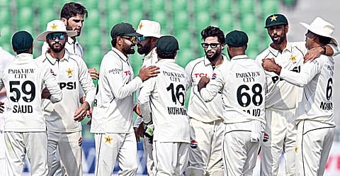 தென் ஆப்பிரிக்காவுக்கு எதிரான டெஸ்ட் போட்டியில் வெற்றி பெற்ற மகிழ்ச்சியில் பாகிஸ்தான் அணி வீரர்கள். படம்: ஏஎப்பி