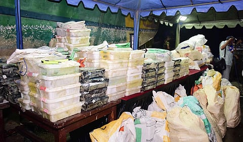 கடலில் மிதந்த 844 கிலோ போதை பொருட்கள்: இலங்கை கடற்படை கைப்பற்றியது