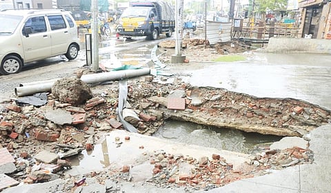 திருநெல்வேலி டவுன் வடக்கு ரதவீதியில் மழை நீரும், சாக்கடை நீரும் கலந்து துர்நாற்றம் வீசியது. | படங்கள்: மு.லெட்சுமி அருண் |