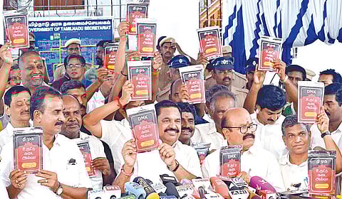 சட்டப்பேரவை கூட்டத்தில் பங்கேற்று விட்டு வெளியே வந்த எதிர்க்கட்சித் தலைவர் பழனிசாமி உள்ளிட்ட அதிமுக எம்எல்ஏக்கள் தேர்தல் வாக்குறுதி என்ற பெயரில் திமுக அரசு மக்களுக்கு அல்வா கொடுத்துவிட்டதாக, மாதிரி அல்வா பாக்கெட்டுகளை செய்தியாளர்களிடம் காண்பித்தனர். | படம்: எஸ்.சத்தியசீலன் |