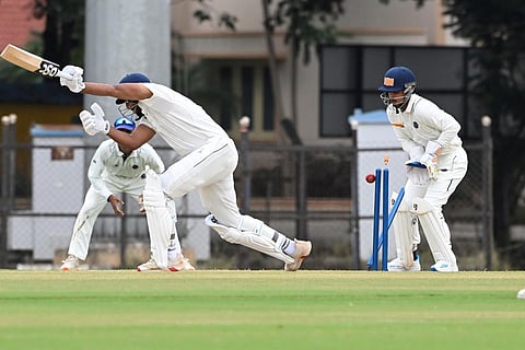 ரஞ்சி கோப்பை கிரிக்கெட் தொடர்: 93 ரன்களுக்கு ஆட்டமிழந்து பாலோ-ஆன் பெற்றது தமிழகம்