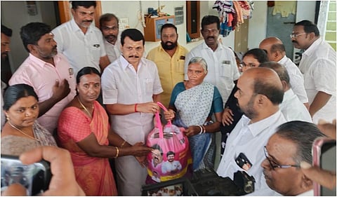 இனிப்பு, காரத்துடன் சில்வர் அண்டா: கரூர் தொகுதி மக்களுக்கு செந்தில் பாலாஜி தீபாவளி பரிசு