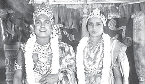 பி.யு.சின்னப்பாவா, பாகவதரா? - மோதிக் கொண்ட ரசிகர்கள்! | ஆர்யமாலா