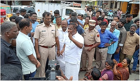 புதுச்சேரியில் ரெஸ்டோபார் அமைக்க எதிர்ப்பு தெரிவித்து பொதுமக்களுடன் எம்எல்ஏ மறியல்