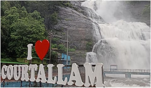 கனமழை தாக்கம்: குற்றாலம் அருவிகளில் 3-வது நாளாக வெள்ளப் பெருக்கு