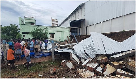 ராஜபாளையத்தில் கனமழை: அரிசி ஆலை சுவர் இடிந்து 50+ ஆடுகள் உயிரிழப்பு