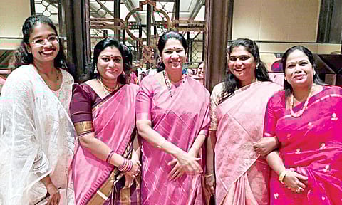 கனிமொழி எம்.பி.யுடன் சேலம் முன்னாள் மேயர் ஜெ.ரேகா பிரியதர்ஷினி மற்றும் திமுக மகளிரணி நிர்வாகிகள்.