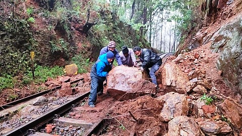 மேட்டுப்பாளையம் - குன்னூர் ரயில் பாதையில் மண்சரிவு: மலை ரயில் ரத்து