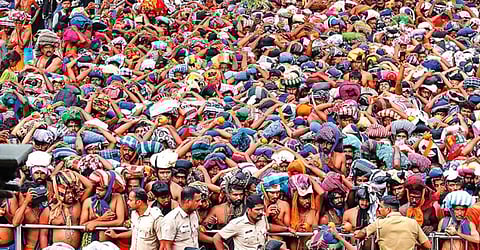 சபரிமலையில் அலைமோதிய பக்தர்கள் கூட்டம்!