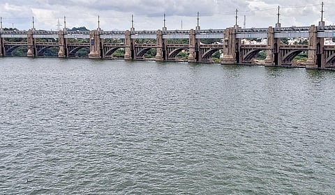 மேட்டூர் அணை நீர்மட்டம் 119 அடியை எட்டியுள்ள நிலையில் கடல்போல காட்சியளிக்கும் 16 கண் மதகு பகுதி.