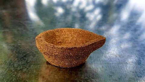 மாட்டு சாணத்தில் அகல் விளக்கு: சுயஉதவி குழுக்கள் தயாரிப்பு