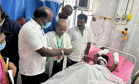 தீ காயமடைந்து சென்னை கீழ்பாக்கம் அரசு மருத்துவமனையில் சிகிச்சைக்காக அனுமதிக்கப்பட்டவரின் நலம் குறித்து விசாரிக்கும் அமைச்சர்