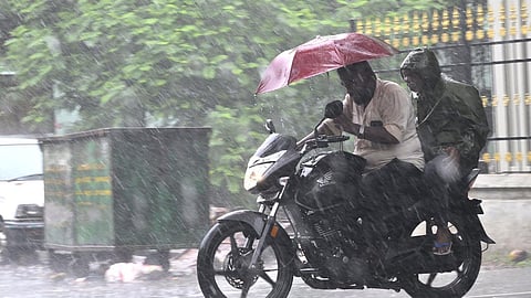 வங்கக்கடலில் உருவாகிறது குறைந்த காற்றழுத்த தாழ்வு பகுதி: தமிழகத்தில் மழை தொடரும் என தகவல்