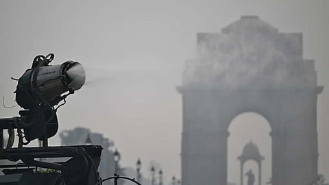 காற்று மாசு பாதிப்பின் காரணமாக மங்கலாகத் தெரியும் டெல்லி கடமைப் பாதை