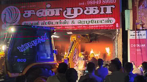 அரியலூர் அருகே ஜவுளிக் கடையில் தீ விபத்து - ரூ.3 லட்சம் பணம், துணிகள் சேதம்