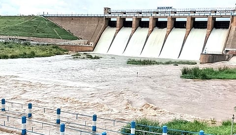வைகை அணையில் இருந்து வெளியேற்றப்பட்டு ஆற்றின் வழியே கடந்து செல்லும் உபரிநீர்.