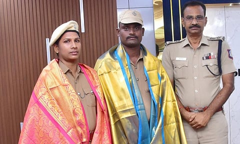 ஊருக்கு வெளிச்சம் பாய்ச்சிய தம்பதியரை பாராட்டிய எஸ்பி ஜெயக்குமார்