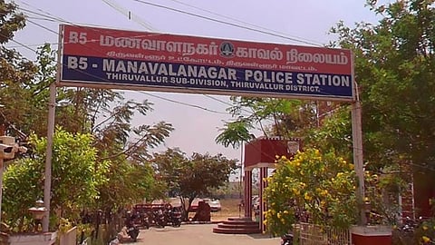 திருவள்ளூரில் நாய் குறுக்கே வந்ததால் ஜீப் சாலை தடுப்புச் சுவரில் மோதி விபத்து: டிஎஸ்பி, ஓட்டுநர் காயம்