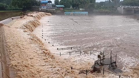 102 அடியை எட்டிய பவானி சாகர் அணை - கரையோர மக்களுக்கு வெள்ள அபாய எச்சரிக்கை
